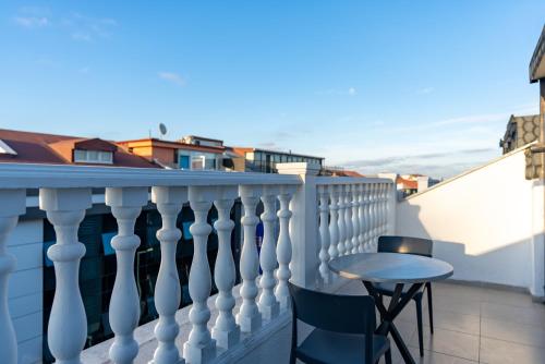伊斯坦堡的住宿－Black Palace Hotel，阳台配有凳子和桌子
