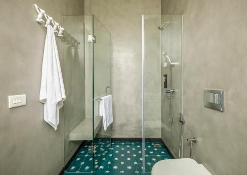 a bathroom with a glass shower with a toilet at El Rocio Estate 2bhk in Assagao with Common pool, Free Parking,8 min away from Vagator in Assagao