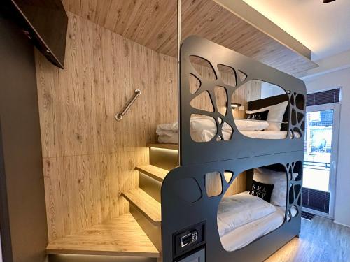 a room with two bunk beds and a mirror at SMARTY Cologne Dom Hotel - Boardinghouse - KONTAKTLOSER SELF CHECK-IN in Cologne