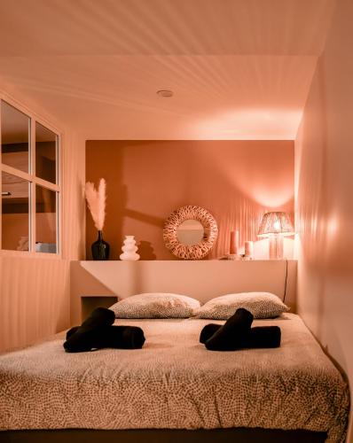 une chambre avec un lit et un miroir au mur dans l'établissement Chaleureux Studio - Centre Ville, Zénith - Wifi, à Caen