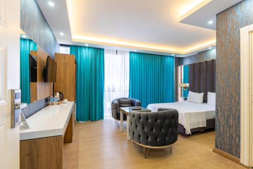 een hotelkamer met een bed en een bureau bij Black Palace Hotel in Istanbul