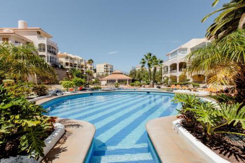Bazén v ubytování Bookinn Golf Park Sunny Cozy Apartment near the Ocean with large double terraces, fiber WIFI, 3 pools, bbq Tenerife South nebo v jeho okolí