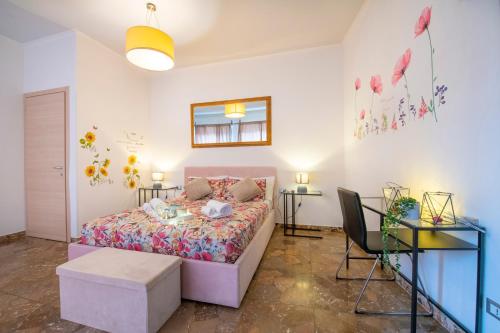 een slaapkamer met een bed, een tafel en een stoel bij Borgo Trento Home, incantevole appartamento in Verona