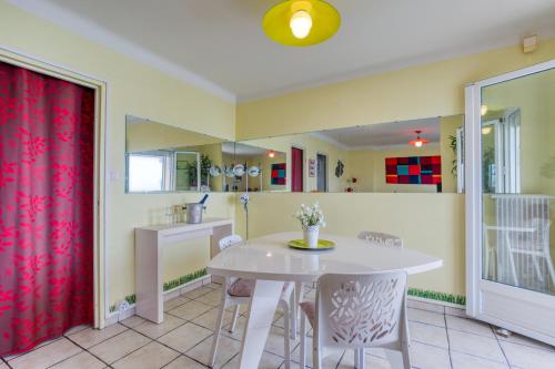 a dining room with a white table and chairs at F4 Traversant, 75m2 Avec Garages in Sète