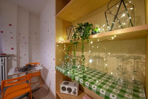 a room with a green table with glasses and lights at Borgo Trento Home, vicinissimo ospedale Borgo Trento e centro storico in Verona