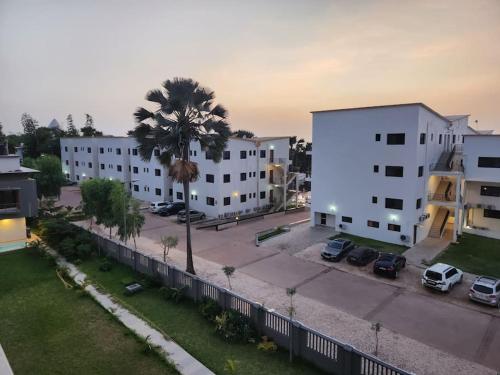 una vista aérea de un aparcamiento con edificios en Casa M- 1 bedroom apartment Aquaview complex, en Bijilo