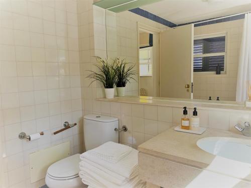 ein Badezimmer mit einem WC, einem Waschbecken und einem Spiegel in der Unterkunft Fashion Villa in Vilamoura with Private Pool in Quarteira