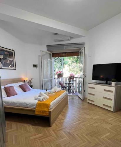 1 dormitorio con 1 cama y TV de pantalla plana en Casa Vacanze ELENA en Roma