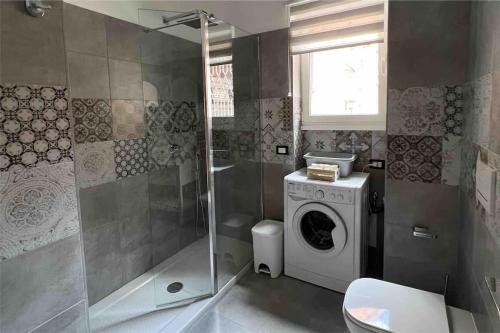 Ein Badezimmer in der Unterkunft 3 FERMATE DAL COLOSSEO - Casa Vacanze Elena - 50 m da METRO GARBATELLA