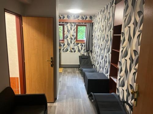 una sala de espera con una fila de sillas y una puerta en Hacienda ČERT Kořenov, en Kořenov