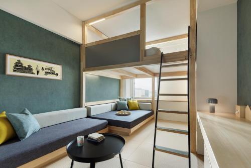 熊本的住宿－OMO5 Kumamoto by Hoshino Resorts，小公寓,在客房内配有一张双层床