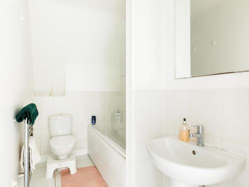 a white bathroom with a sink and a toilet at Pass the Keys Modern 2 Bed in Leamington Spa in Leamington Spa