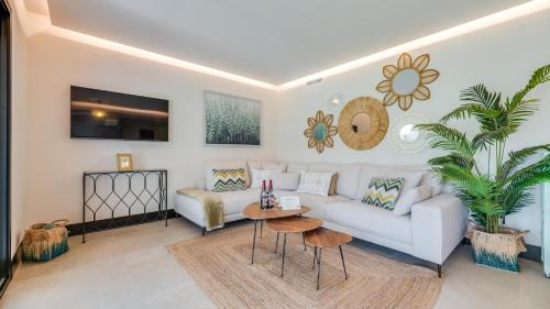 Endless Luxury At Marbella Lake Paradise