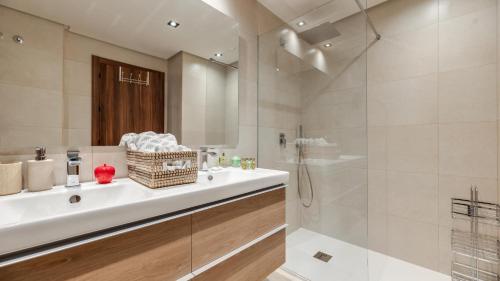 Endless Luxury At Marbella Lake Paradise