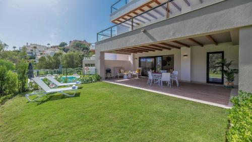 Endless Luxury At Marbella Lake Paradise
