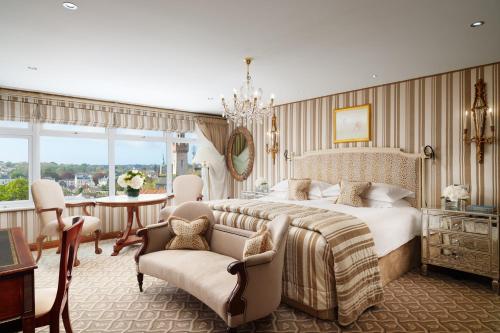 セント・ピーター・ポートにあるDuke Of Richmond Hotelのベッドルーム1室(大型ベッド1台、テーブル、椅子付)