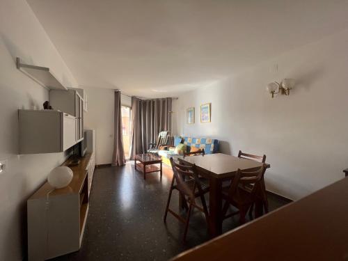 uma sala de estar com uma mesa e um sofá em Costa Daurada Apartaments - MURILLO III em Salou