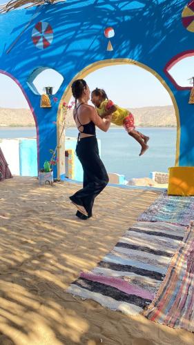 Heissa Hostel في أسوان: مراه ترقص مع رجل في خيمه زرقاء
