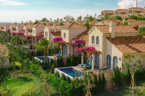 einen Luftblick auf eine Villa mit einem Pool in der Unterkunft Centara Mirage Resort Mui Ne in Mui Ne