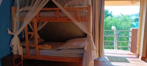 Etagenbett in einem Zimmer mit Fenster in der Unterkunft Studio Familial (AMI Appart-Hotel) - Taolagnaro in Tolagnaro