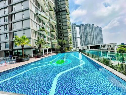 a large swimming pool in a city with tall buildings at Ecopark Happy Haven in HÆ°ng YÃªn
