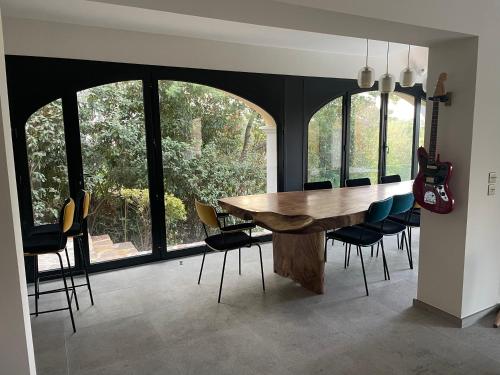サン・ラファエルにあるVilla familiale avec vue imprenableのダイニングルーム(木製テーブル、椅子付)