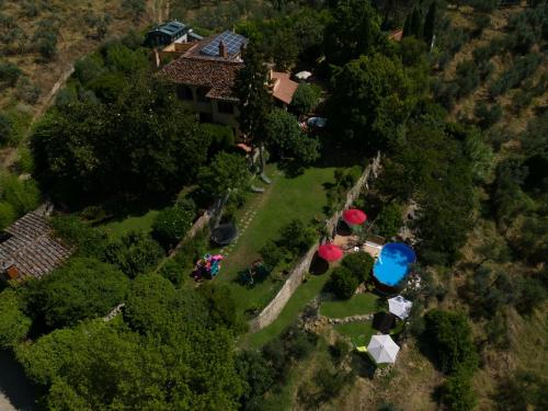 an overhead view of a house with a yard at Tuscany Villa Gorello. Villa in Toscana. Jacuzzi con tetto in cristallo,piscina in Arezzo