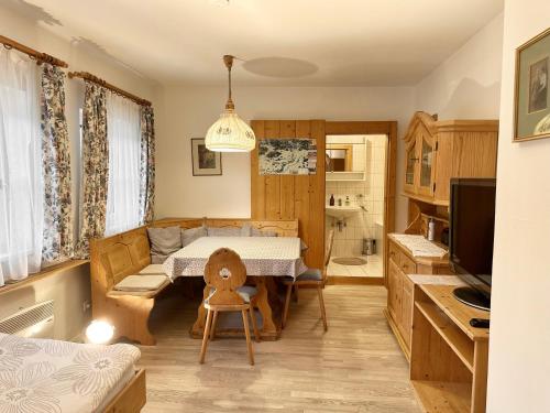 uma cozinha e sala de estar com uma mesa e um sofá em Ferienhaus am Fluss em Pinsdorf