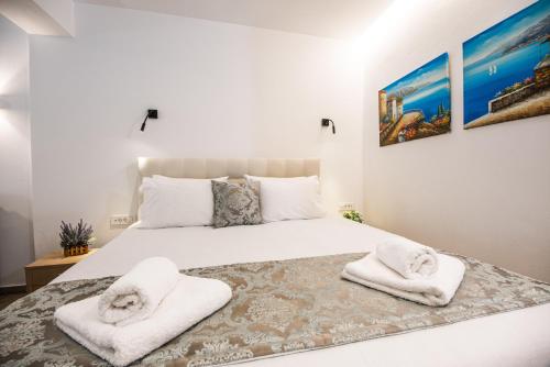 Ammos Lux Apartments Creteにあるベッド