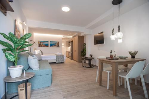 Ammos Lux Apartments Creteにあるテレビまたはエンターテインメントセンター
