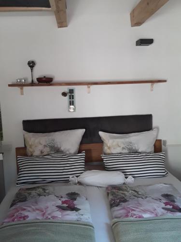 Säng eller sängar i ett rum på Holzwerk Oybin