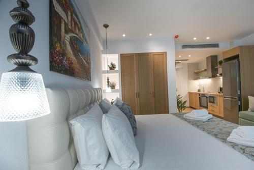 Ammos Lux Apartments Creteにあるベッド
