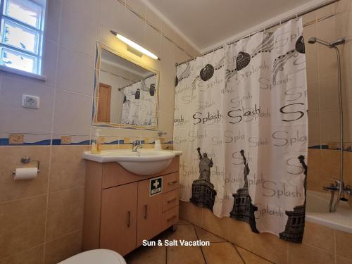 Ένα μπάνιο στο Cabanas de Tavira Gomeira, 2 bedroom, 3 terraced Penthouse with Seaview, 300m from the Sea
