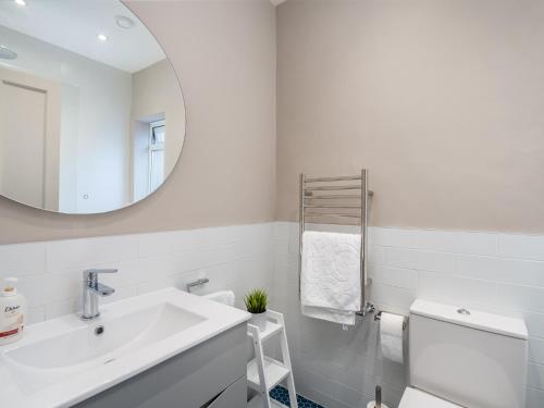 Pass the Keys Stunning 3 Bedroom Townhouse in Central St Albans في سانت ألبانز: حمام أبيض مع حوض ومرآة
