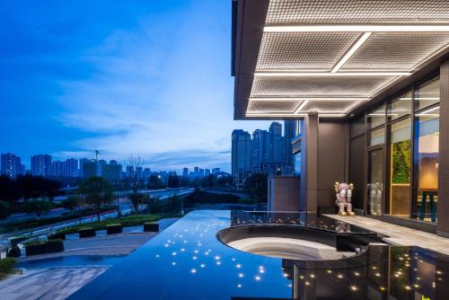 貴陽市にあるHome2 Suites by Hilton Guiyang Guanshanhuの夜の街並みを望む建物