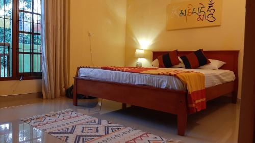 um quarto com uma cama num quarto em OM SHAMBALA Yoga Ashram em Anuradhapura