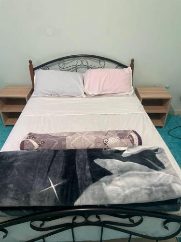 een slaapkamer met een bed met een schilderij erop bij Thé good stay4 midelt in Midelt