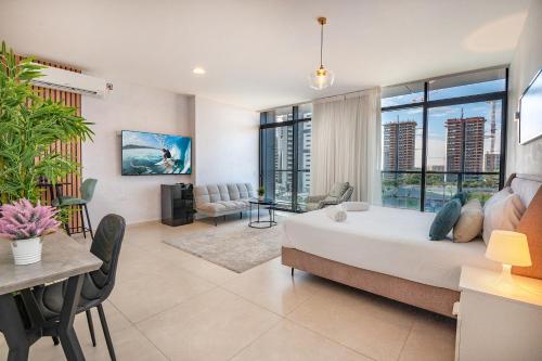 um quarto com uma cama grande e uma sala de estar em Hi-Yam SeaView Apartments & Suites - יש ממ"ד em Bat Yam
