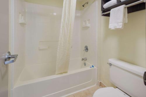 Un baño de Rodeway Inn Ardmore I-65
