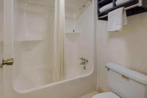 Un baño de Rodeway Inn Ardmore I-65