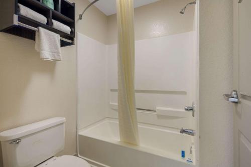 Un baño de Rodeway Inn Ardmore I-65