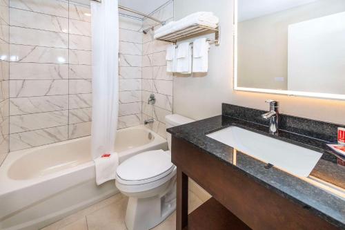 Ванная комната в Econo Lodge Inn & Suites