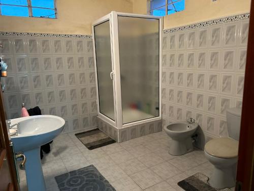 e bagno con doccia, servizi igienici e lavandino. di Villa by V a Grande Gaube