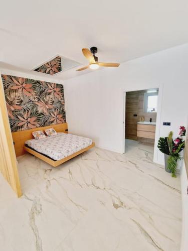 a living room with a ceiling fan and a marble floor at Exclusivo y único apartamento in Valencia
