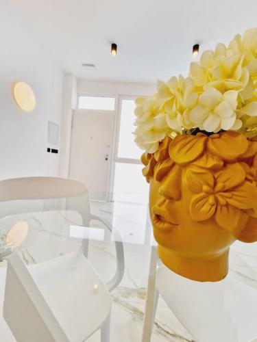 a statue of a head with flowers on top of it at Exclusivo y único apartamento in Valencia