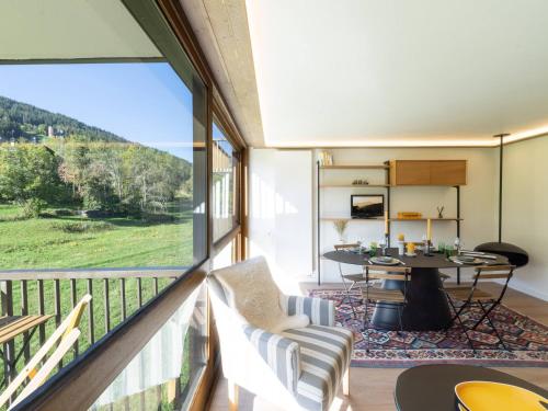 une chambre avec un balcon avec une table et une vue dans l'établissement Appartement familial rénové, au cœur de Courchevel Le Praz, proche des pistes et commodités - FR-1-568-30, à Courchevel