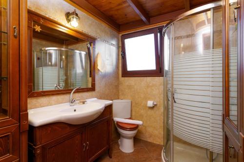 アテネにあるAngi&George houseのバスルーム(洗面台、トイレ、鏡付)