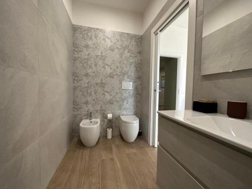 y baño con aseo, bidet y lavamanos. en Meridian A23, en Reggio Emilia
