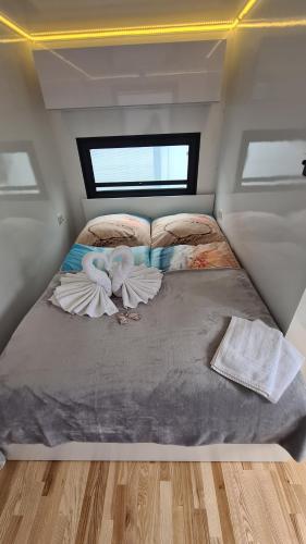 En eller flere senge i et værelse på Hausboot Chalet im See