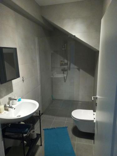 La salle de bains est pourvue d'un lavabo, d'une baignoire et de toilettes. dans l'établissement Lauda i bric, à Mirna
